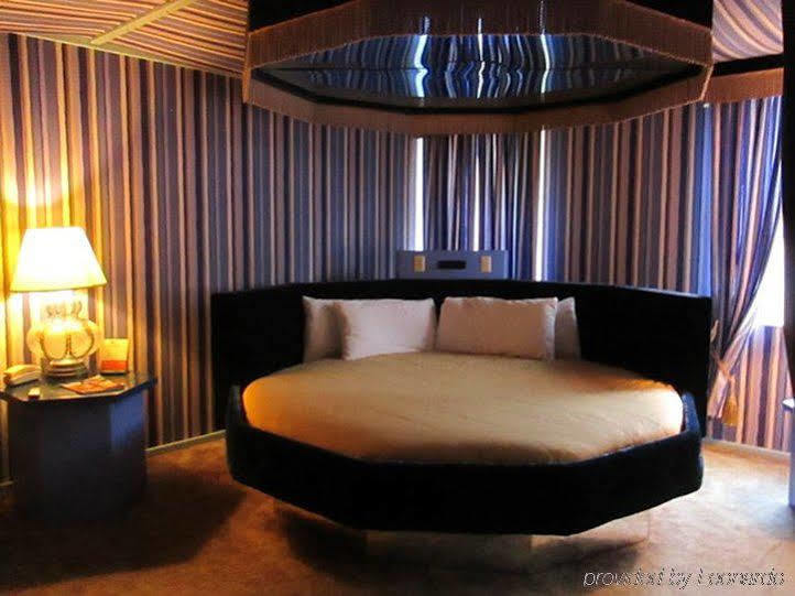 Red Carpet Inn Fanta Suites Hotel 그린우드 외부 사진