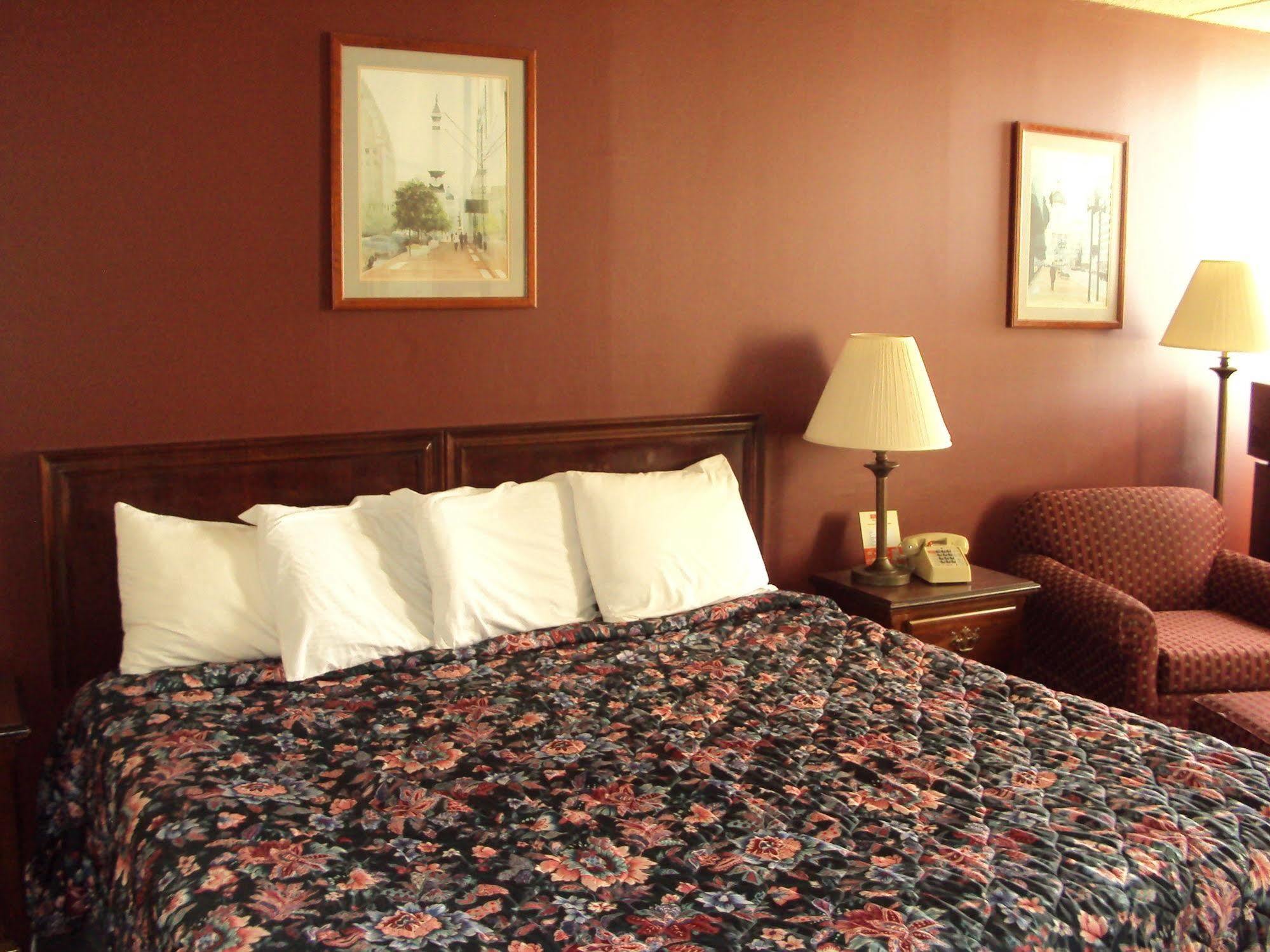 Red Carpet Inn Fanta Suites Hotel 그린우드 외부 사진