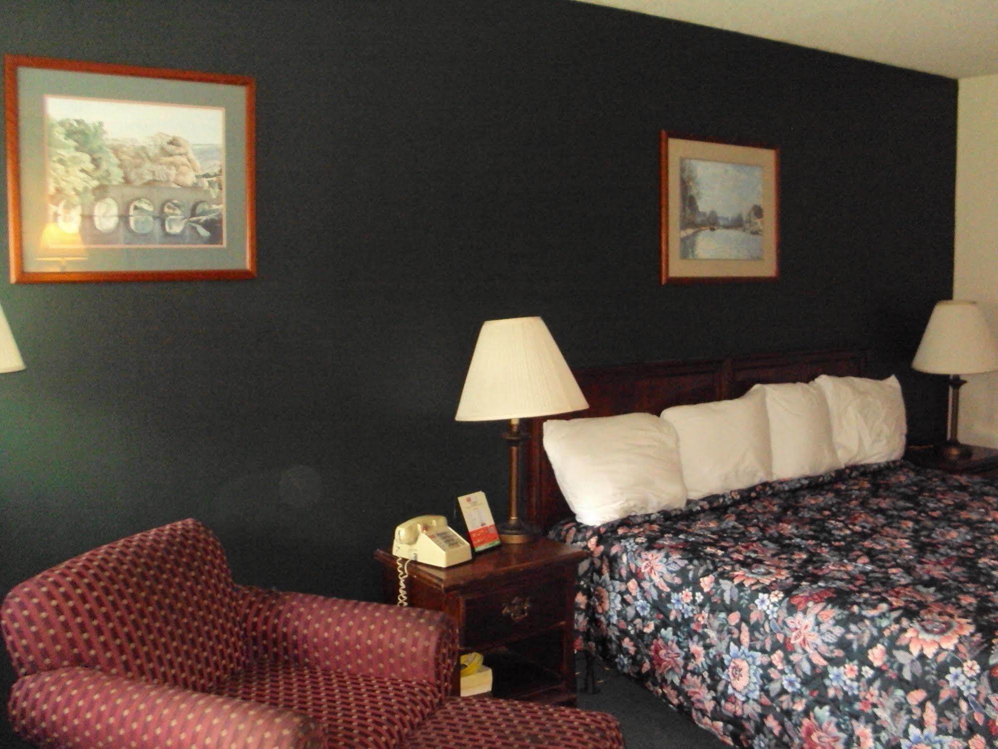Red Carpet Inn Fanta Suites Hotel 그린우드 외부 사진